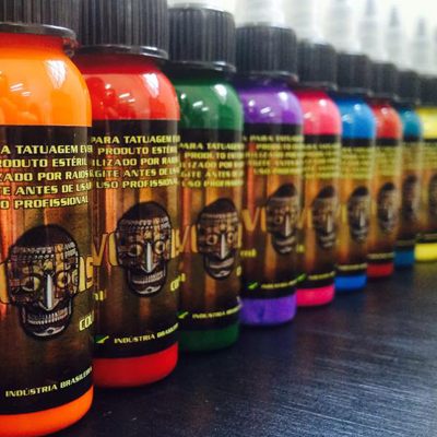 Materiais de tatuagem organizados no estúdio